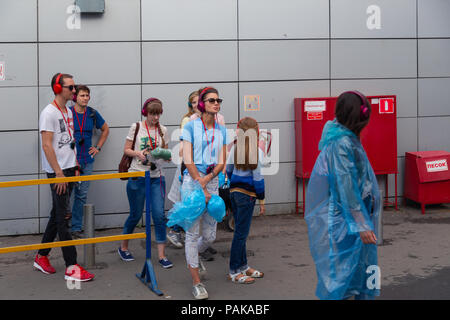 Mosca, Russia. Il 22 luglio 2018. Un gruppo di giovani in identiche multi-colore di cuffie Sony 'h.ear on" si sono riuniti per la parte vicino all'ingresso della stazione metro Savelovskaya. Dopo un paio di minuti il pubblico ha iniziato ad applaudire e con sorrisi sui loro volti rapidamente disciolto in mezzo alla folla di passeggeri. Remote Mosca è una performance-viaggio attraverso Mosca per un gruppo di 50 persone. Questo è un progetto teatrale di un nuovo formato in genere di 'promenade-Performance', combina gli elementi di una performance, una escursione, un gioco per computer e una ricerca. Credito: Andrey Yanevich/Alamy Live News Foto Stock