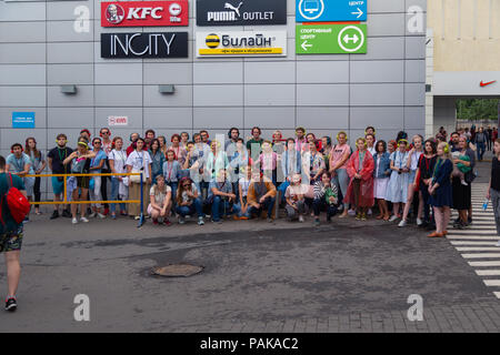 Mosca, Russia. Il 22 luglio 2018. Un gruppo di giovani in identiche multi-colore di cuffie Sony 'h.ear on" si sono riuniti per la parte vicino all'ingresso della stazione metro Savelovskaya. Dopo un paio di minuti il pubblico ha iniziato ad applaudire e con sorrisi sui loro volti rapidamente disciolto in mezzo alla folla di passeggeri. Remote Mosca è una performance-viaggio attraverso Mosca per un gruppo di 50 persone. Questo è un progetto teatrale di un nuovo formato in genere di 'promenade-Performance', combina gli elementi di una performance, una escursione, un gioco per computer e una ricerca. Credito: Andrey Yanevich/Alamy Live News Foto Stock