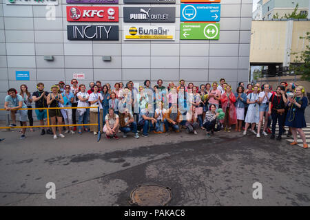 Mosca, Russia. Il 22 luglio 2018. Un gruppo di giovani in identiche multi-colore di cuffie Sony 'h.ear on" si sono riuniti per la parte vicino all'ingresso della stazione metro Savelovskaya. Dopo un paio di minuti il pubblico ha iniziato ad applaudire e con sorrisi sui loro volti rapidamente disciolto in mezzo alla folla di passeggeri. Remote Mosca è una performance-viaggio attraverso Mosca per un gruppo di 50 persone. Questo è un progetto teatrale di un nuovo formato in genere di 'promenade-Performance', combina gli elementi di una performance, una escursione, un gioco per computer e una ricerca. Credito: Andrey Yanevich/Alamy Live News Foto Stock