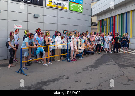 Mosca, Russia. Il 22 luglio 2018. Un gruppo di giovani in identiche multi-colore di cuffie Sony 'h.ear on" si sono riuniti per la parte vicino all'ingresso della stazione metro Savelovskaya. Dopo un paio di minuti il pubblico ha iniziato ad applaudire e con sorrisi sui loro volti rapidamente disciolto in mezzo alla folla di passeggeri. Remote Mosca è una performance-viaggio attraverso Mosca per un gruppo di 50 persone. Questo è un progetto teatrale di un nuovo formato in genere di 'promenade-Performance', combina gli elementi di una performance, una escursione, un gioco per computer e una ricerca. Credito: Andrey Yanevich/Alamy Live News Foto Stock