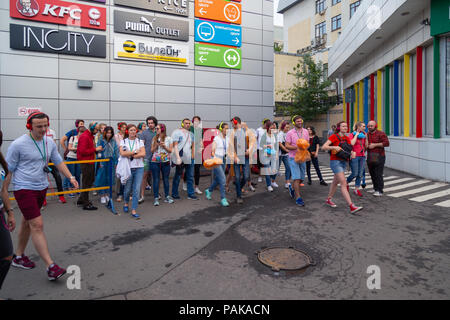 Mosca, Russia. Il 22 luglio 2018. Un gruppo di giovani in identiche multi-colore di cuffie Sony 'h.ear on" si sono riuniti per la parte vicino all'ingresso della stazione metro Savelovskaya. Dopo un paio di minuti il pubblico ha iniziato ad applaudire e con sorrisi sui loro volti rapidamente disciolto in mezzo alla folla di passeggeri. Remote Mosca è una performance-viaggio attraverso Mosca per un gruppo di 50 persone. Questo è un progetto teatrale di un nuovo formato in genere di 'promenade-Performance', combina gli elementi di una performance, una escursione, un gioco per computer e una ricerca. Credito: Andrey Yanevich/Alamy Live News Foto Stock