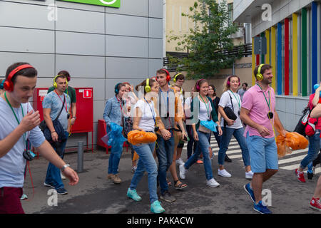 Mosca, Russia. Il 22 luglio 2018. Un gruppo di giovani in identiche multi-colore di cuffie Sony 'h.ear on" si sono riuniti per la parte vicino all'ingresso della stazione metro Savelovskaya. Dopo un paio di minuti il pubblico ha iniziato ad applaudire e con sorrisi sui loro volti rapidamente disciolto in mezzo alla folla di passeggeri. Remote Mosca è una performance-viaggio attraverso Mosca per un gruppo di 50 persone. Questo è un progetto teatrale di un nuovo formato in genere di 'promenade-Performance', combina gli elementi di una performance, una escursione, un gioco per computer e una ricerca. Credito: Andrey Yanevich/Alamy Live News Foto Stock