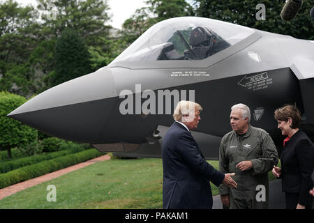 Il Presidente degli Stati Uniti, Donald Trump (L) parla di Presidente e CEO di Lockheed Martin Marillyn Hewson (R) e il direttore e il capo pilota di prova Alan Norman (2 L) nella parte anteriore di un F-35 fighter jet durante il 2018 Made in America Prodotti in Vetrina Luglio 23, 2018 presso la Casa Bianca di Washington, DC. La Casa Bianca ha tenuto la vetrina a 'celebra ogni stato di sforzo e impegno di American-made, e consentirà a queste aziende di parlare con alti funzionari dell amministrazione, tra cui il Presidente ed il Vice Presidente, membri del gabinetto e senior staff.' Credit: Alex ha vinto Foto Stock