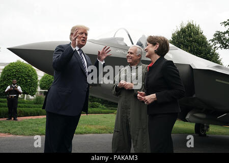 Il Presidente degli Stati Uniti, Donald Trump (L) parla di Presidente e CEO di Lockheed Martin Marillyn Hewson (R) e il direttore e il capo pilota di prova Alan Norman (2 L) nella parte anteriore di un F-35 fighter jet durante il 2018 Made in America Prodotti in Vetrina Luglio 23, 2018 presso la Casa Bianca di Washington, DC. La Casa Bianca ha tenuto la vetrina a 'celebra ogni stato di sforzo e impegno di American-made, e consentirà a queste aziende di parlare con alti funzionari dell amministrazione, tra cui il Presidente ed il Vice Presidente, membri del gabinetto e senior staff.' Credit: Alex Wong Foto Stock