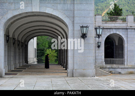 "La Valle dei caduti' è uno spagnolo complesso monumentale costruito tra il 1940 e il 1958 nel villaggio di El Escorial, nella Comunità di Madrid. La croce è alta 150 metri. Francisco Franco (1892-1975) del capo del governo spagnolo tra il 1938 e il 1973 ha ordinato la costruzione di questo monumento, dove i suoi resti resto con 33,872 combattenti della guerra civile, appartenenti a entrambi i lati. È la più grande fossa comune in Spagna. È il solo posto nell'Unione europea dove un dittatore è mantenuto il culto e la memoria. Franco era alleata con Adolf Hitler nella Seconda Guerra Mondiale. Il governo attuale anno Foto Stock