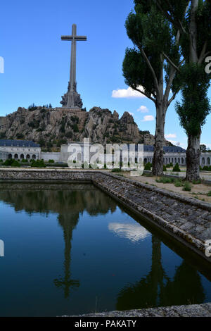 "La Valle dei caduti' è uno spagnolo complesso monumentale costruito tra il 1940 e il 1958 nel villaggio di El Escorial, nella Comunità di Madrid. La croce è alta 150 metri. Francisco Franco (1892-1975) del capo del governo spagnolo tra il 1938 e il 1973 ha ordinato la costruzione di questo monumento, dove i suoi resti resto con 33,872 combattenti della guerra civile, appartenenti a entrambi i lati. È la più grande fossa comune in Spagna. È il solo posto nell'Unione europea dove un dittatore è mantenuto il culto e la memoria. Franco era alleata con Adolf Hitler nella Seconda Guerra Mondiale. Il governo attuale anno Foto Stock