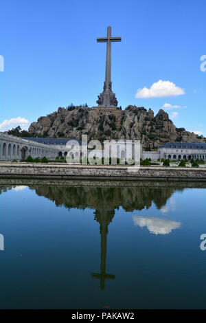 "La Valle dei caduti' è uno spagnolo complesso monumentale costruito tra il 1940 e il 1958 nel villaggio di El Escorial, nella Comunità di Madrid. La croce è alta 150 metri. Francisco Franco (1892-1975) del capo del governo spagnolo tra il 1938 e il 1973 ha ordinato la costruzione di questo monumento, dove i suoi resti resto con 33,872 combattenti della guerra civile, appartenenti a entrambi i lati. È la più grande fossa comune in Spagna. È il solo posto nell'Unione europea dove un dittatore è mantenuto il culto e la memoria. Franco era alleata con Adolf Hitler nella Seconda Guerra Mondiale. Il governo attuale anno Foto Stock