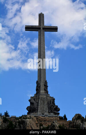 "La Valle dei caduti' è uno spagnolo complesso monumentale costruito tra il 1940 e il 1958 nel villaggio di El Escorial, nella Comunità di Madrid. La croce è alta 150 metri. Francisco Franco (1892-1975) del capo del governo spagnolo tra il 1938 e il 1973 ha ordinato la costruzione di questo monumento, dove i suoi resti resto con 33,872 combattenti della guerra civile, appartenenti a entrambi i lati. È la più grande fossa comune in Spagna. È il solo posto nell'Unione europea dove un dittatore è mantenuto il culto e la memoria. Franco era alleata con Adolf Hitler nella Seconda Guerra Mondiale. Il governo attuale anno Foto Stock