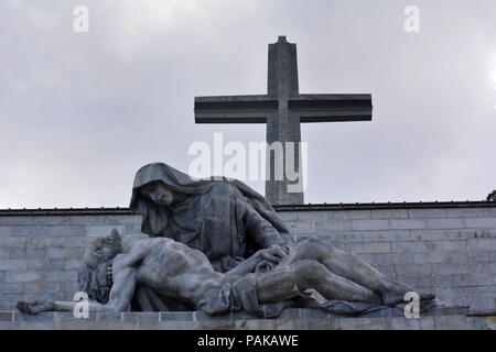 "La Valle dei caduti' è uno spagnolo complesso monumentale costruito tra il 1940 e il 1958 nel villaggio di El Escorial, nella Comunità di Madrid. La croce è alta 150 metri. Francisco Franco (1892-1975) del capo del governo spagnolo tra il 1938 e il 1973 ha ordinato la costruzione di questo monumento, dove i suoi resti resto con 33,872 combattenti della guerra civile, appartenenti a entrambi i lati. È la più grande fossa comune in Spagna. È il solo posto nell'Unione europea dove un dittatore è mantenuto il culto e la memoria. Franco era alleata con Adolf Hitler nella Seconda Guerra Mondiale. Il governo attuale anno Foto Stock