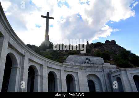 "La Valle dei caduti' è uno spagnolo complesso monumentale costruito tra il 1940 e il 1958 nel villaggio di El Escorial, nella Comunità di Madrid. La croce è alta 150 metri. Francisco Franco (1892-1975) del capo del governo spagnolo tra il 1938 e il 1973 ha ordinato la costruzione di questo monumento, dove i suoi resti resto con 33,872 combattenti della guerra civile, appartenenti a entrambi i lati. È la più grande fossa comune in Spagna. È il solo posto nell'Unione europea dove un dittatore è mantenuto il culto e la memoria. Franco era alleata con Adolf Hitler nella Seconda Guerra Mondiale. Il governo attuale anno Foto Stock