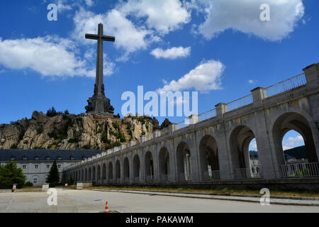 "La Valle dei caduti' è uno spagnolo complesso monumentale costruito tra il 1940 e il 1958 nel villaggio di El Escorial, nella Comunità di Madrid. La croce è alta 150 metri. Francisco Franco (1892-1975) del capo del governo spagnolo tra il 1938 e il 1973 ha ordinato la costruzione di questo monumento, dove i suoi resti resto con 33,872 combattenti della guerra civile, appartenenti a entrambi i lati. È la più grande fossa comune in Spagna. È il solo posto nell'Unione europea dove un dittatore è mantenuto il culto e la memoria. Franco era alleata con Adolf Hitler nella Seconda Guerra Mondiale. Il governo attuale anno Foto Stock