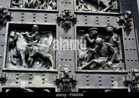 "La Valle dei caduti' è uno spagnolo complesso monumentale costruito tra il 1940 e il 1958 nel villaggio di El Escorial, nella Comunità di Madrid. La croce è alta 150 metri. Francisco Franco (1892-1975) del capo del governo spagnolo tra il 1938 e il 1973 ha ordinato la costruzione di questo monumento, dove i suoi resti resto con 33,872 combattenti della guerra civile, appartenenti a entrambi i lati. È la più grande fossa comune in Spagna. È il solo posto nell'Unione europea dove un dittatore è mantenuto il culto e la memoria. Franco era alleata con Adolf Hitler nella Seconda Guerra Mondiale. Il governo attuale anno Foto Stock