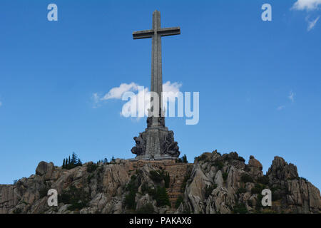 "La Valle dei caduti' è uno spagnolo complesso monumentale costruito tra il 1940 e il 1958 nel villaggio di El Escorial, nella Comunità di Madrid. La croce è alta 150 metri. Francisco Franco (1892-1975) del capo del governo spagnolo tra il 1938 e il 1973 ha ordinato la costruzione di questo monumento, dove i suoi resti resto con 33,872 combattenti della guerra civile, appartenenti a entrambi i lati. È la più grande fossa comune in Spagna. È il solo posto nell'Unione europea dove un dittatore è mantenuto il culto e la memoria. Franco era alleata con Adolf Hitler nella Seconda Guerra Mondiale. Il governo attuale anno Foto Stock