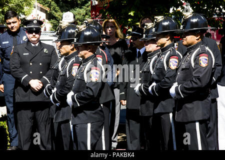 Modesto, California, U.S.A. 23 Luglio, 2018. Il CalFire Guardia d'onore è pronta a escort Pesanti Attrezzature antincendio operatore Braden Varney scrigno nel suo memoriale di servizio. Varney è stata onorata con centinaia di fuoco da personale in tutto lo stato lunedì 23 luglio 2018 presso la Casa Modesto in Modesto CA. Varney Braden è stato ucciso il 14 luglio 2018 Lotta contro il Ferguson Fire in Mariposa CA. Credito: Marty Bicek/ZUMA filo/Alamy Live News Foto Stock