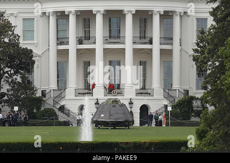 Washington, DC, Stati Uniti d'America. 23 Luglio, 2018. NASA Orion navicelle realizzato da Lockheed Martin è visibile sul display della South Lawn presso la Casa Bianca di Washington, DC, Stati Uniti, il 23 luglio 2018. Credito: Ting Shen/Xinhua/Alamy Live News Foto Stock