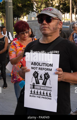 Los Angeles, Stati Uniti d'America - 23 Luglio 2018: contestatori rally al di fuori sede LAPD mentre incombente L.A. County Sheriff Jim McDonnell e pensionati Lt. Alex Villanueva impegnati in una discussione controversa lunedì nel centro di Los Angeles il luglio 23rd, 2018 (credito: Aydin Palabiyikoglu/Alamy Live News Foto Stock