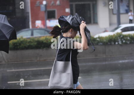 Chengdu Sichuan,,Cina,24 luglio,2018.Heavy Rain ha improvvisamente interrotto i pedoni a Chengdu, Cina sud-occidentale della provincia di Sichuan. Il clima soleggiato continua fino a quando le 4 p.m., quando i temporali sono inaspettati. Sichuan è stata martoriata da heavy rain questa estate. Le autorità meteorologiche hanno avvertito il pubblico di essere preparato per potenziali disastri come la pioggia continua.Credit:Costfoto/Alamy Live News Foto Stock