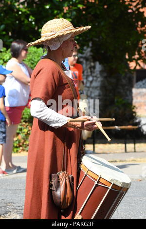 La gente in costume con cavalli fuori l'ingresso al Castello di Arundel, il primo giorno di giostre e Torneo Medievale settimana (International giostra settimana) in Arundel, West Sussex, in Inghilterra, Regno Unito. Foto Stock