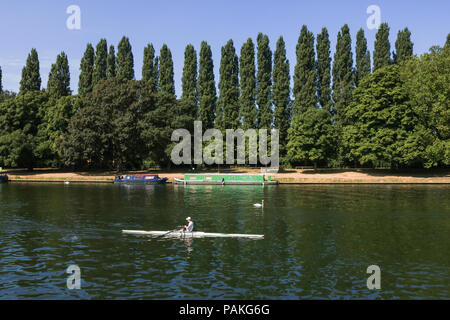 Londra. Regno Unito. Il 24 luglio 2018. I canottieri lungo il fiume Tamigi in Kingston su un altro giorno caldo in prospettiva con alte temperature impostato per rimanere Credito: amer ghazzal/Alamy Live News Foto Stock