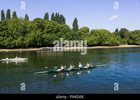 Londra. Regno Unito. Il 24 luglio 2018. I canottieri lungo il fiume Tamigi in Kingston su un altro giorno caldo in prospettiva con alte temperature impostato per rimanere Credito: amer ghazzal/Alamy Live News Foto Stock