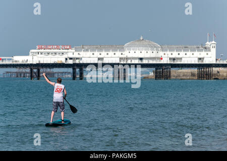 Brighton, Regno Unito. Il 24 luglio 2018. Paddleboarders godendo il fresco la mattina prima che diventi troppo caldo sulla spiaggia di Brighton Credito: Andrew Hasson/Alamy Live News Foto Stock