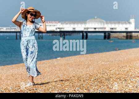 Brighton, Regno Unito. Il 24 luglio 2018. Turisti che si godono il fresco la mattina prima che diventi troppo caldo sulla spiaggia di Brighton Credito: Andrew Hasson/Alamy Live News Foto Stock