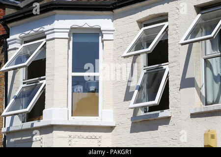 Londra. Regno Unito 24 luglio 2018 - I residenti di lasciare le finestre aperte su un molto caldi e umidi giorni nella capitale come l'ondata di caldo continua nel Regno Unito il Met Office dire a rimanere fuori del sole e mantenere una volta a casa il più fresco possibile mediante l'ombreggiatura di windows e la chiusura di loro durante il giorno. La temperatura di Londra e il Sud Est rischia di raggiungere i 34 gradi Celsius nei prossimi giorni. Credito: Dinendra Haria/Alamy Live News Foto Stock