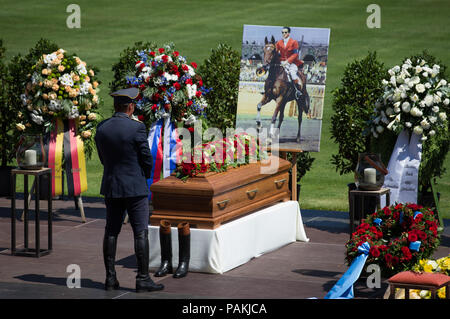 Warendorf, Germania. Il 24 luglio, 2018. Eventing rider Andreas Ostholt sorge presso la bara del compianto Hans Guenter Winkler. Winkler era morto in Warendorf il 9 luglio 2018. Egli è stato il maggior successo olimpico tedesco mostrano il ponticello. Credito: Friso Gentsch/dpa/Alamy Live News Foto Stock