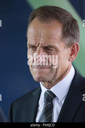 Warendorf, Germania. Il 24 luglio, 2018. Alfons Hoermann, Presidente della tedesca Olympic Sports Federation (DOSB), al memoriale di servizio per Hans Guenter Winkler, che morì in Warendorf il 9 luglio 2018. Winkler è stato il maggior successo olimpico tedesco mostrano il ponticello. Credito: Friso Gentsch/dpa/Alamy Live News Foto Stock