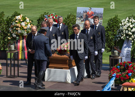 24 luglio 2018, Germania, Warendorf: Eventing rider Andreas Ostholt (2-L) e Peter pallbearers Teeuwen (3-L), Heinrich-Hermann Engemann, Otto Becker, nazionale show jumping allenatori e Soenke Lauterbach, Segretario generale tedesco del Comitato olimpico per sport equestri. (DOKR), Eberhard Seemann e Dennis Peiler, Amministratori Delegati tedesco del Comitato olimpico per sport equestri e.V. (DOKR) (R), stand presso la bara del compianto Hans Guenter Winkler. Winkler era morto in Warendorf il 9 luglio 2018. Egli è stato il maggior successo olimpico tedesco mostrano il ponticello. Foto: Friso Gentsch/dpa Foto Stock