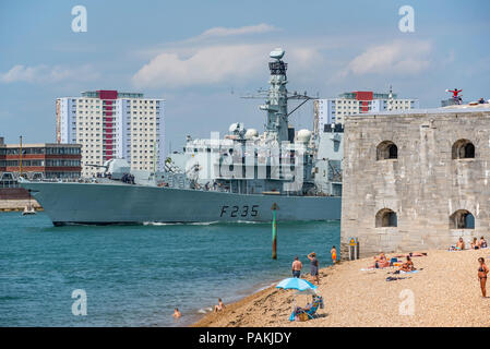 Portsmouth, Regno Unito. Il 24 luglio, 2018. La British Royal Navy tipo 23 fregata HMS Monmouth sembra essere che porta gli ospiti invitati come passa lucertole da mare sulla spiaggia. Credito: Neil Watkin / Alamy Live News Foto Stock