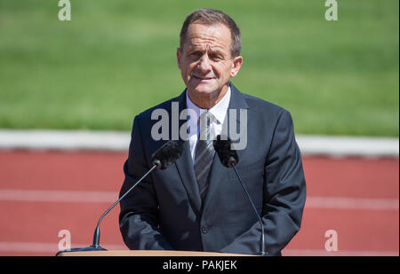 Warendorf, Germania. Il 24 luglio, 2018. Alfons Hoermann, Presidente della tedesca Olympic Sports Federation (DOSB) offre un discorso durante il servizio funebre per show-ponticello Guenter Hans Winkler. Winkler era morto in Warendorf il 9 luglio 2018. Credito: Friso Gentsch/dpa/Alamy Live News Foto Stock