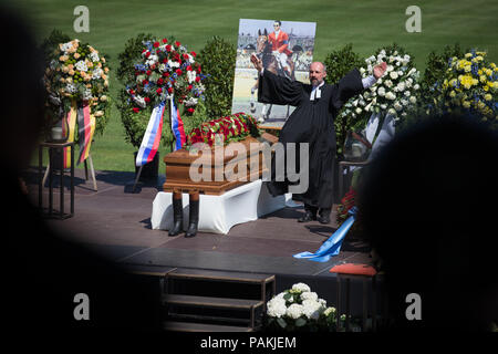 Warendorf, Germania. Il 24 luglio, 2018. La bara del compianto Hans Guenter Winkler è nello stadio della scuola sportiva del tedesco federale della difesa. Winkler era morto in Warendorf il 9 luglio 2018. Egli è stato il maggior successo olimpico tedesco mostrano il ponticello. Credito: Friso Gentsch/dpa/Alamy Live News Foto Stock