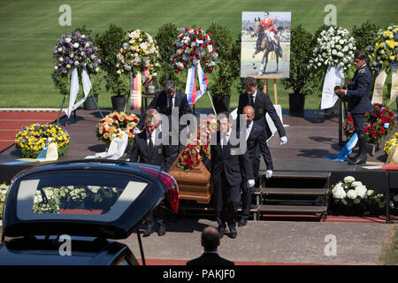 Warendorf, Germania. Il 24 luglio, 2018. Peter Teeuwen (L-R), Heinrich-Hermann Engemann, Otto Becker, nazionale show jumping allenatori e Soenke Lauterbach, Segretario generale tedesco del Comitato olimpico per sport equestri e.V. (DOKR), Eberhard Seemann e Dennis Peiler, Amministratori Delegati tedesco del Comitato olimpico per sport equestri e.V. (DOKR) (R), portano la bara del late show ponticello Guenter Hans Winkler. Eventing rider Andreas Ostholt (R) è guardare. Winkler era morto in Warendorf il 9 luglio 2018. Credito: Friso Gentsch/dpa/Alamy Live News Foto Stock