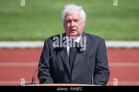 Warendorf, Germania. Il 24 luglio, 2018. Conteggio Breido di Rantzau, Presidente del tedesco della Federazione Equestre (FN), offre un discorso durante il servizio funebre per show-ponticello Guenter Hans Winkler. Winkler era morto in Warendorf il 9 luglio 2018. Credito: Friso Gentsch/dpa/Alamy Live News Foto Stock