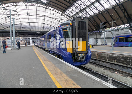Marca Scotrails nuova classe 385 con il treno alla stazione di Glasgow Queen Street fanno il loro debutto in viaggio per il trasporto di passeggeri. Foto Stock