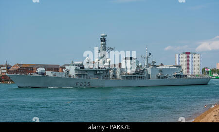 Portsmouth, Regno Unito. Il 24 luglio, 2018. La British Royal Navy tipo 23 fregata HMS Monmouth sembra essere che porta gli ospiti invitati come passa lucertole da mare sulla spiaggia. Credito: Neil Watkin / Alamy Live News Foto Stock