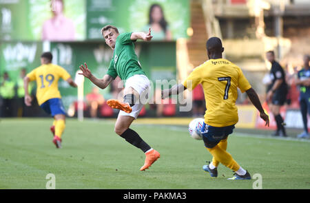 Londra UK 24 luglio 2018 - Solly March of Brighton blocca un'autorizzazione da parte di Mark Marshall di Charlton durante la partita di calcio pre-stagione tra Charlton Athletic e Brighton e Hove Albion allo stadio Valley fotografia scattata da Simon Dack Credit: Simon Dack/Alamy Live News - solo per uso editoriale Foto Stock