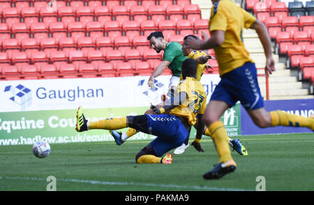 Londra UK 24 luglio 2018 - Richie Towel di Brighton spara in un'area di penalità affollata durante la partita di calcio pre-stagione amichevole tra Charlton Athletic e Brighton e Hove Albion allo stadio Valley fotografia scattata da Simon Dack Credit: Simon Dack/Alamy Live News - solo per uso editoriale Foto Stock