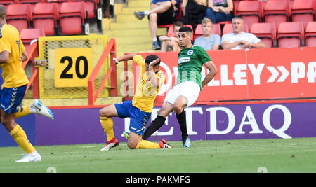 Londra REGNO UNITO 24 Luglio 2018 - Leon Balogun di Brighton cancella la sfera durante la pre-stagione amichevole partita di calcio tra Charlton Athletic e Brighton e Hove Albion al Valley Stadium fotografia scattata da Simon Dack Credito: Simon Dack/Alamy Live News Foto Stock