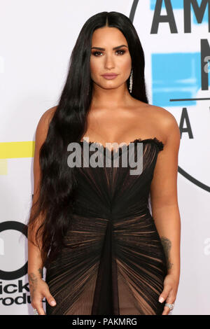 ***FILE FOTO*** Demi Lovato si precipitò in ospedale da presunti overdose di eroina di Los Angeles, CA - 19 novembre: Demi Lovato al 2017 American Music Awards al teatro di Microsoft per il mese di novembre 19, 2017 a Los Angeles, California. Credito: David Edwards/MediaPunch Foto Stock