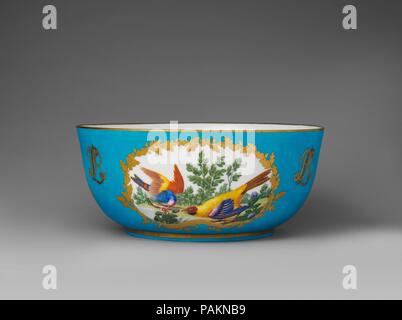 Punch Bowl (jatte à punzone) (parte di un servizio). Cultura: francese, Sèvres. Decorator: attribuito a Louis-Denis Armand (attivo 1746-88). Dimensioni: Altezza: 6 9/16 in. (16,7 cm); diametro: 13 a. (33 cm). Factory: Sèvres Manufactory (francese, 1740-presente). Data: 1771-72. I servizi da tavola prodotte a Sèvres nel XVIII secolo furono molto apprezzati ed estremamente costoso. Essi non solo sono stati acquistati dalla corona e membri dell'aristocrazia ma anche dato dal re come doni diplomatici di tribunali stranieri e dignitari e la stima in cui erano detenuti ha fatto molto per enhanc Foto Stock