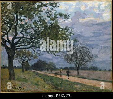 La strada da Versailles a Louveciennes. Artista: Alfred Sisley (British, Parigi 1839-1899 Moret-sur-Loing). Dimensioni: 18 x 22 in. (45,7 x 55,9 cm). Data: probabilmente 1879. Negli anni settanta, Sisley, come i suoi colleghi Monet e Pissarro, spesso dipinto le strade, ponti e canali navigabili che collegano Parigi con il rapido suburbanizing villaggi a nord e a ovest. Questa immagine illustra un sito vicino alla città di Louveciennes, sulla principale arteria tra Versailles e Saint-Germain-en-Laye. Sisley la giustapposizione di due figure sulla strada--un operaio spingendo un carrello e un uomo che indossa un sofisticato b Foto Stock