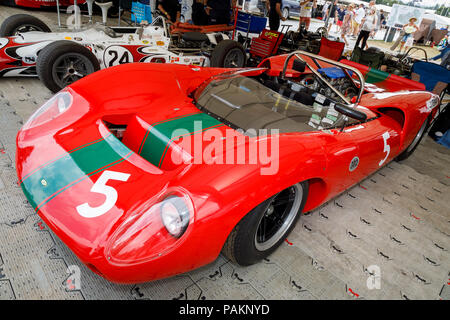 1965 Lola-Chevrolet T70 Spyder auto sportiva, John Surtees' vincitore di gara, nel paddock al 2018 Goodwood Festival of Speed, Sussex, Regno Unito. Foto Stock