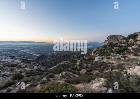 Predawn vista della valle di San Fernando a Los Angeles in California. Girato dal picco roccioso parco vicino Simi Valley. Foto Stock