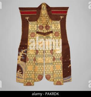 Surcoat (Jinbaori). Cultura: giapponese. Dimensioni: H. 38 3/8 in. (97,3 cm); W. 25 a. (63,3 cm). Data: del xvii secolo. Un alto rango di samurai avrebbe indossato un <i>jinbaori</i> come questo oltre la sua armatura per la protezione contro gli elementi e come un display del suo status e la sua <i>mon</i> (Famiglia Cresta). <i>mon</i> sul retro di questo esempio, tre foglie di quercia entro un cerchio, appartiene alla famiglia Makino, che erano <i>daimyo</i> (feudatari) Tanabe (giorno moderno prefettura di Kyoto). L'elaborato fodera, alta qualità dei materiali e di pregevole fattura distinguere questo esempio come uno dei Foto Stock