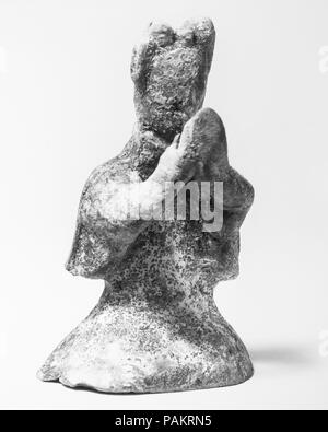 La figura dell animatore. Cultura: la Cina. Dimensioni: H. 3 1/8 in. (7.9 cm). Gli strumenti musicali rappresentati tra questo gruppo di figure in ceramica (36.12.1, .2, .10-.13, .16) sono tipici di quelli utilizzati nella musica popolare del periodo Han (206 A.C.-A.D. 220). Gli strumenti erano tutte lunghe storie, avendo esistito per secoli, nel caso della cetra, o millenni, nel caso del flauto (oggi mancante dalla figura del flautista). Museo: Metropolitan Museum of Art di New York, Stati Uniti d'America. Foto Stock