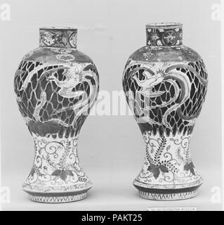 Vaso. Cultura: il Giappone. Dimensioni: H. 12 1/2 in. (31,8 cm). Data: 1664-1700. Museo: Metropolitan Museum of Art di New York, Stati Uniti d'America. Foto Stock