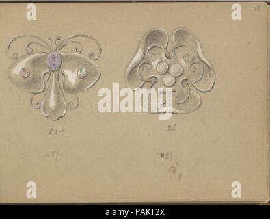 Due gioielli in argento Design. Artista: Edgar Gilstrap Simpson (British, 1867-1945 (presunta)). Dimensioni: foglio: 3 1/2 x 5 in. (8,9 x 12,7 cm). Data: 1899. Due modelli per l'argento di pezzi di gioielleria, eventualmente spille o pin. Il primo è conformata come una farfalla con un viola pietra colorata per la testa e una piccola pietra rosa su ciascuna ala. La seconda sembra un fiore a tre petali di colore bianco e tre perle bianche nel centro. I disegni sono numerati singolarmente (continua da pagina precedente). Museo: Metropolitan Museum of Art di New York, Stati Uniti d'America. Foto Stock