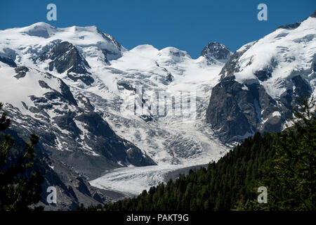 Il Morteratschgletscher è un Alpi - ghiacciaio Bernina gamma nel cantone dei Grigioni in Svizzera nei pressi del Diavolezza ski route. Piz Zupo top Foto Stock